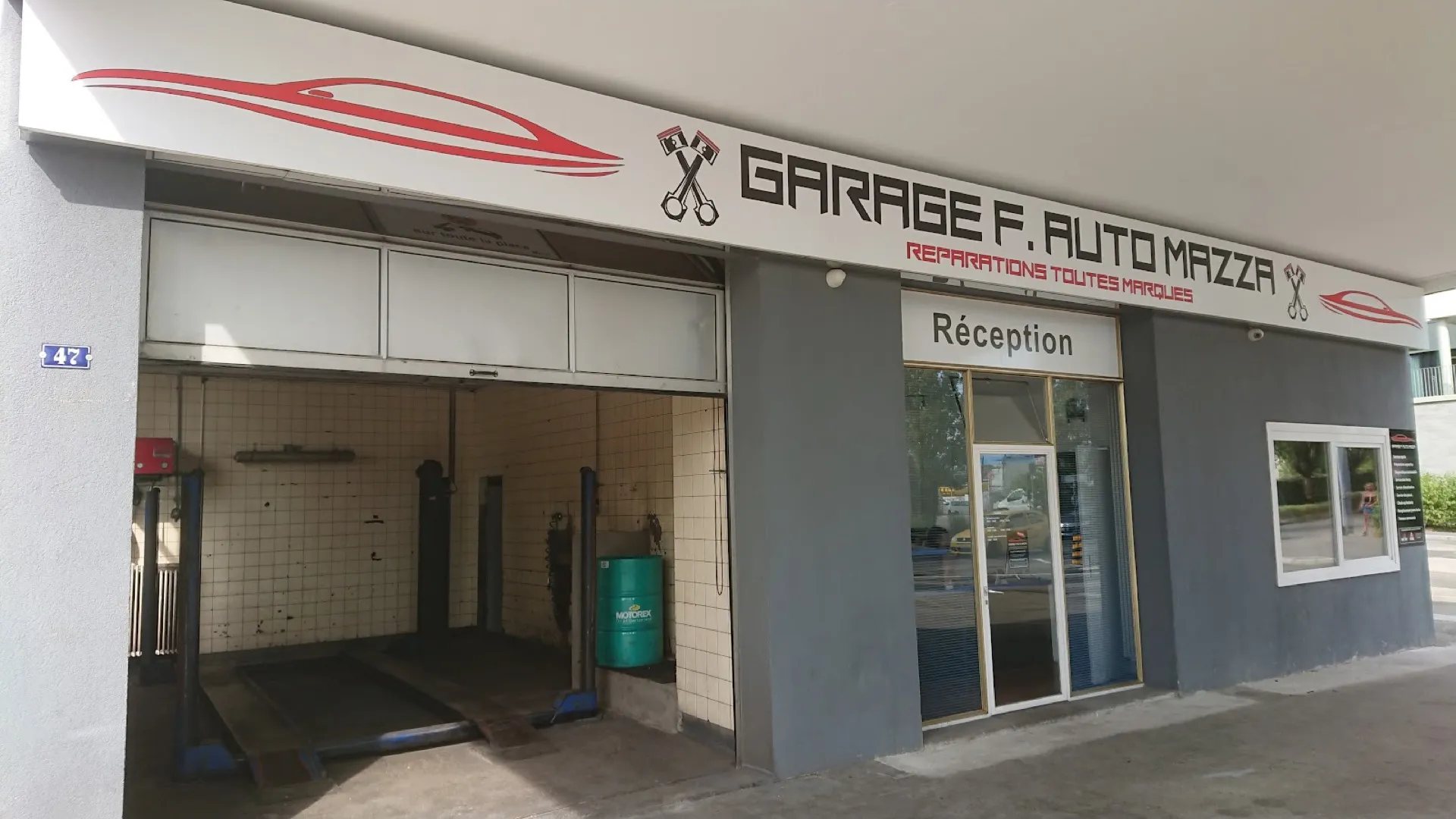 La façade du Garage F. Auto Mazza à Renens, enseigne rouge et noire